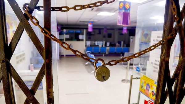 Bank Strike Today: आपके पैसों का क्या होगा? लगातार चौथे दिन बैंकों में ताले, आखिर क्या चाहते हैं कर्मचारी?