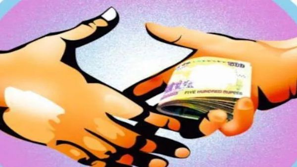 Haridwar विजिलेंस की कार्रवाई से हड़कंप, जिला पूर्ति अधिकारी राशन डीलर से 50 हजार की रिश्वत लेते गिरफ्तार