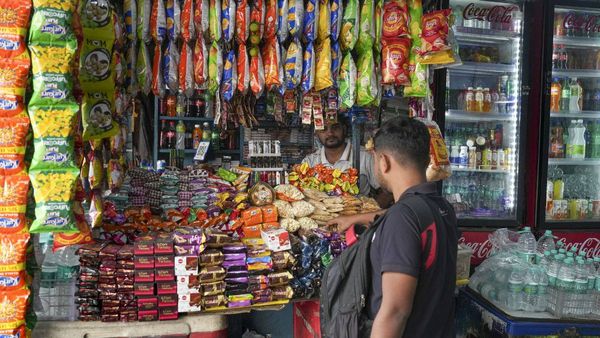 Budget 2026: जेब पर पड़ेगा बोझ या मिलेगी राहत? सिगरेट से लेकर FASTag तक, 1 फरवरी से लागू होंगे ये बड़े बदलाव