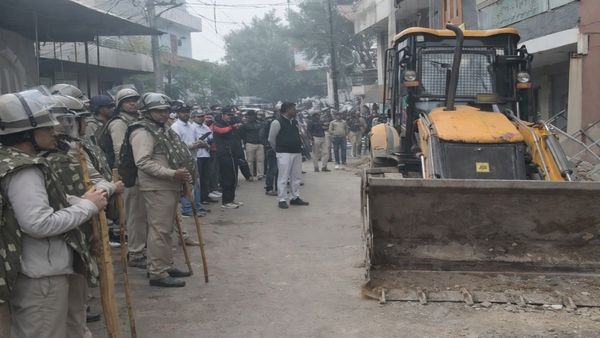 Rajasthan Chomu Violence: चौमूं में बवाल के बाद अब बुलडोजर एक्शन, पत्थरबाजी पर प्रशासन की सख्ती