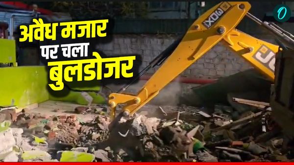 Dehradun News देर रात घंटाघर क्षेत्र स्थित अवैध मजार पर चला प्रशासन का बुलडोजर, ध्वस्त ​कर दिया ये संदेश