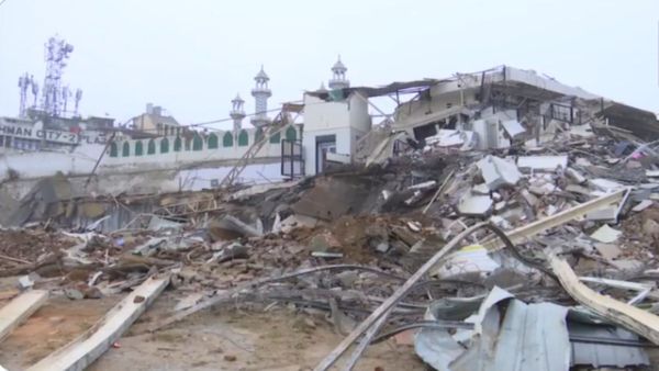 Faiz-e-Elahi Masjid Demolition: फ़ैज़-ए-इलाही मस्जिद के पास बुलडोजर एक्शन के दौरान पथराव, 10 लोग हिरासत में