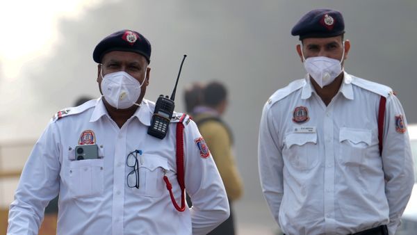 Delhi Pollution: दिल्ली की हवा फिर बनी खतरा! NCR में GRAP-3 लागू, जानिए क्या रहेगा बंद, क्या रहेगा खुला?
