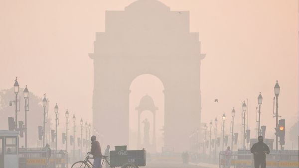 Delhi Pollution: दमघोंटू हुई दिल्ली! 2 साल का सबसे खराब AQI दर्ज,GRAP-4 के बाद भी हवा कैसे बनी इतनी जहरीली