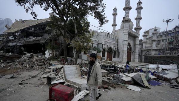 Delhi Violence Reason: Turkman Gate Bulldozer Action ने कुरेदे 2020 दंगों के जख्म! पत्थरबाजी-आंसू गैस, कई घायल