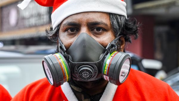 Delhi AQI: स्मॉग की चादर में कैद दिल्ली!बच्चों-बुजुर्गों के लिए खतरे की घंटी,डॉक्टरों ने क्या दी सख्त चेतावनी