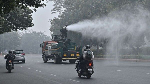 Delhi AQI Today: दिल्ली में प्रदुषण का रेड अलर्ट, GRAP IV के साथ ट्रकों की एंट्री बैन, क्या है स्कूल का अपडेट?