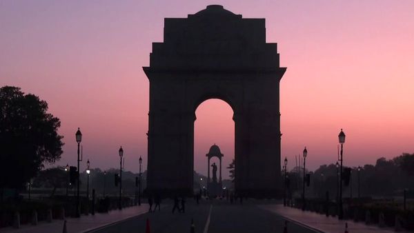 Delhi AQI Today: फिर से दमघोंटू हुई दिल्ली की हवा, AQI पहुंचा 350 के करीब, क्यों बढ़ी फिर से मुश्किल?
