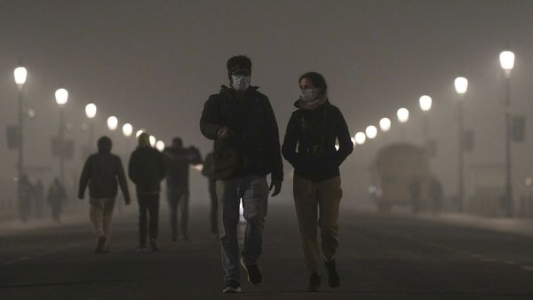 Delhi AQI Today: नए साल में स्मॉग और ठंड का डबल अटैक, नहीं हो रहा AQI में सुधार, कैसे मिलेगी राहत?