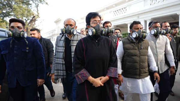 Delhi News: प्रदूषण के मुद्दे पर दिल्ली विधानसभा में हंगाम, AAP विधायकों ने सरकार पर लगाया गंभीर आरोप