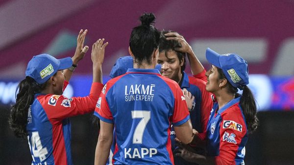 मैच से पहले Delhi Capitals को बड़ा झटका, एक साथ दो खिलाड़ी बाहर, क्या प्लेऑफ में पहुंच पाएगी टीम?