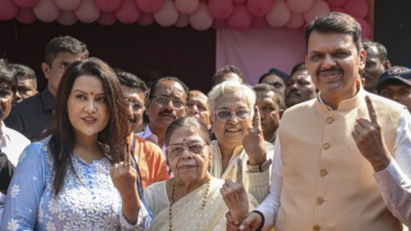 मुंबई BMC नहीं इस शहर में CM फडणवीस ने पत्‍नी और मां संग डाला वोट, मतदान के बाद क्‍या बोलीं खूबसूरत अमृता?