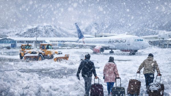 Flights Cancelled List: भारी बर्फबारी से जमा Kashmir! हजारों वाहन फंसे-58 फ्लाइट्स कैंसल-यहां देखें लिस्ट