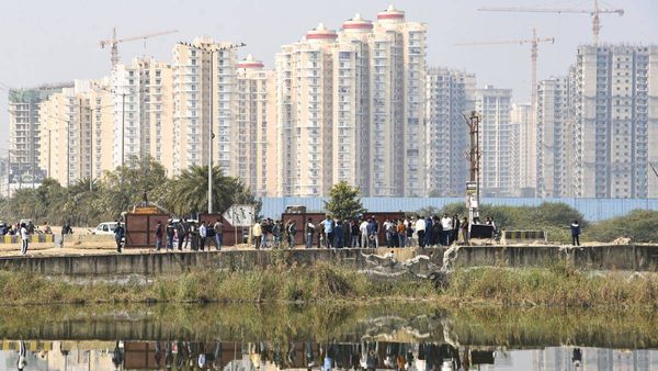 Greater Noida में फ्लैट्स खरीदने वालों की उड़ी नींद! Yuvraj Mehta की मौत के बाद 100 Flats वाले 8 टॉवर सील!