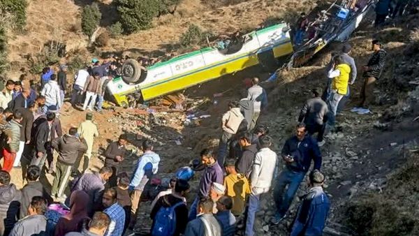 Himachal Bus Accident Reason: 500 मीटर गहरी खाई में गिरी बस, जिम्मेदार कौन? 14 मरने वालों की LIST