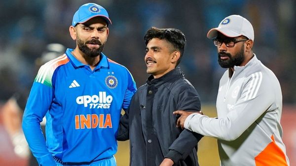 'उसे मारना मत,' मैदान में घुसे फैन के लिए सुरक्षाकर्मियों से भिड़ गए विराट कोहली! राजकोट ODI का VIDEO वायरल