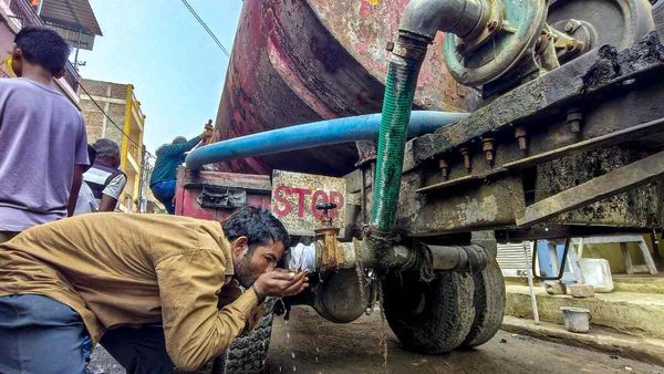 Indore Water Crisis: लैब रिपोर्ट ने उड़ाए सबके होश, नल के पानी में मिले जानलेवा बैक्टीरिया, क्या है वजह?