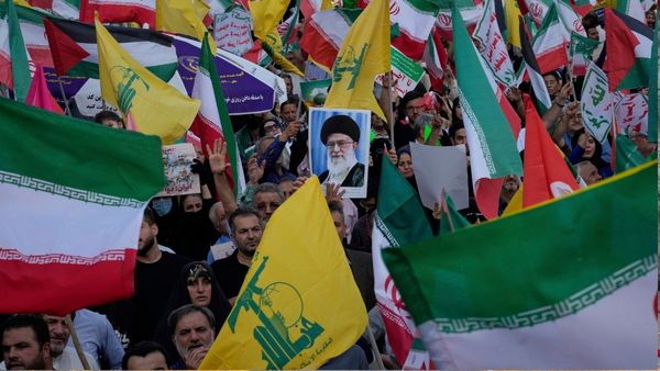 Iran Protest: ‘गोली चली तो जवाब मिलेगा’ खामेनेई को ट्रंप की खुली धमकी, ईरान में सत्ता संकट की ओर बढ़ रहे हालात