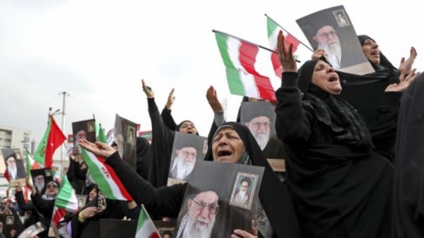 खामेनेई का तख्तापलट तय! ईरान में हिंसक हुआ प्रदर्शन, सड़कों पर उतरे लोगों ने 'तानाशाह मुर्दाबाद' के लगाए नारे