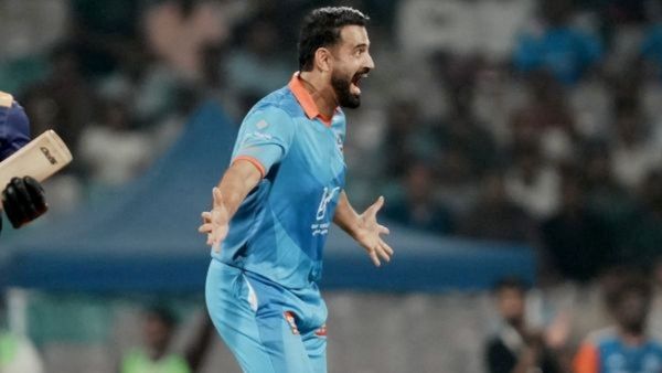 Pakistan को दिन-रात कोसने वाले इरफान पठान ने Shoaib Malik को क्यों लगाया गले! VIDEO देख फैंस का चढ़ा पारा