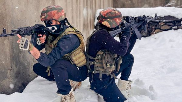 J&K के किश्तवाड़ में सुरक्षाबलों और आतंकियों के बीच मुठभेड़, पाक समर्थित जैश के 3 आतंकियों को सेना ने घेरा