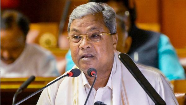 Karnataka Congress News: सिद्धारमैया के सामने लगे डीके शिवकुमार के नारे, मंच पर गुस्से में लाल हुए CM