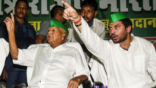 VIDEO: महिला सिंगर ने ऐसा क्या गा दिया की भड़क गए लालू के लाल! तेजप्रताप यादव ने खुलेआम लगाई फटकार