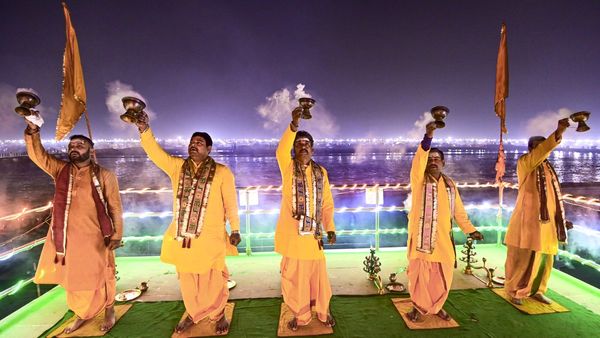 Magh Mela 2026: गंगा की रेत पर 950 बीघे में बसा तंबुओं का शहर, आज Paush Purnima पर आस्था का महासमागम