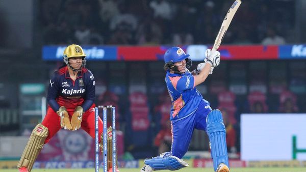 मुंबई इंडियंस की खिलाड़ी ने WPL में रचा इतिहास, टूर्नामेंट का पहला शतक जड़ किया कमाल