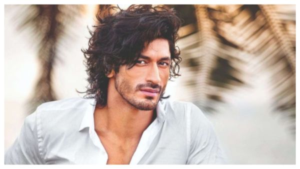 बिना कपड़ों के पेड़ पर चढ़ते नजर आए Vidyut Jammwal, वीडियो देख हो जाएंगे हैरान