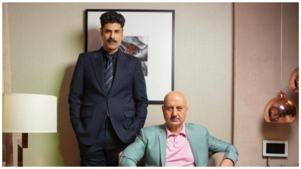 Anupam Kher viral video: 70 साल के पिता अनुपम खेर को बेटे सिकंदर ने सरेआम जड़ा जोरदार थप्पड़, कही ये बात