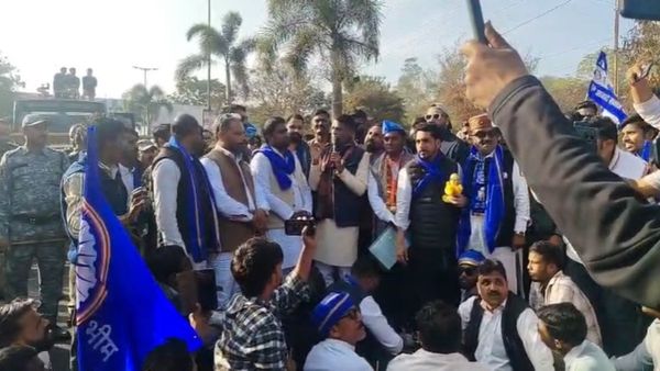 अंबेडकर प्रतिमा विवाद: शिवाजी चौराहा यात्रा रोके जाने पर तनाव, दामोदर यादव का सरकार पर बड़ा आरोप