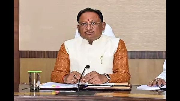 Chhattisgarh News: नक्सल मुक्त बस्तर की दिशा में बड़ा कदम, चार इनामी माओवादी कैडरों ने किया आत्मसमर्पण