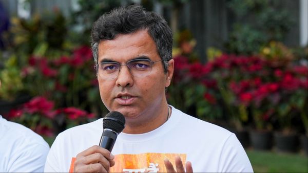 Delhi Jal Board के 4 अधिकारी सस्पेंड, फिल्मी स्टाइल में प्रवेश वर्मा ने On the Spot लिया फैसला, Video Viral