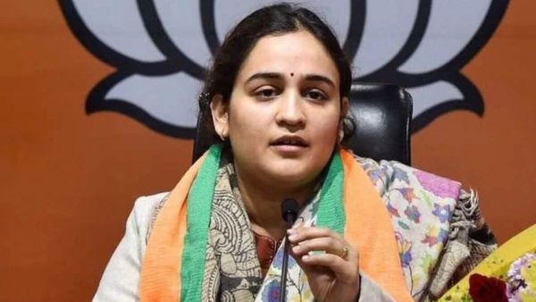 Aparna Yadav: क्या है छिपकली काण्ड जिसके बाद तलाक तक पहुंचा मामला! क्यों विवादों में घिरीं मुलायम की छोटी बहू?