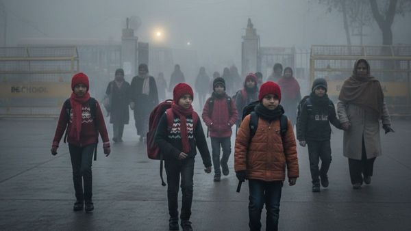 Delhi NCR School Holiday: आज खुले हैं स्कूल या जारी रहेगी छुट्टी? GRAP-4 हटने के बाद क्या है नया अपडेट