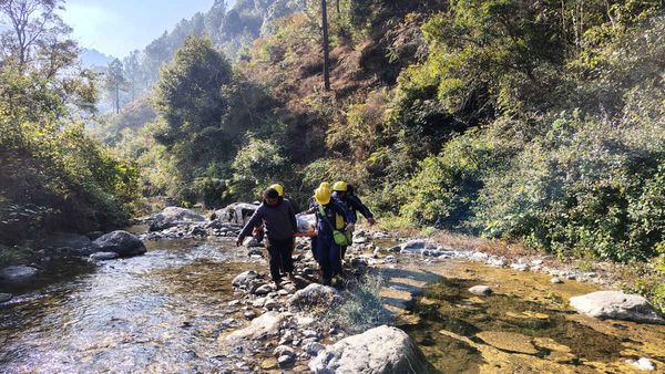 Pithoragarh में सड़क हादसा, ग​हरी खाई में गिरी कार, रात में नहीं हो पाया रेस्क्यू, दो लोगों की मौत, एक घायल
