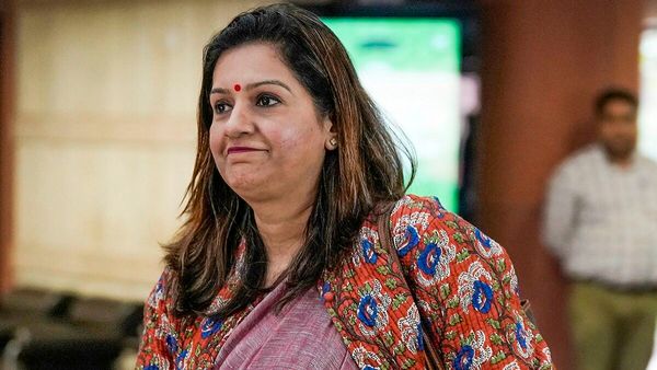 BMC Election 2026: वोट डालने पहुंचीं प्रियंका चतुर्वेदी, वोटर लिस्ट में नाम नहीं मिला, फिर जो हुआ उसने चौंकाया