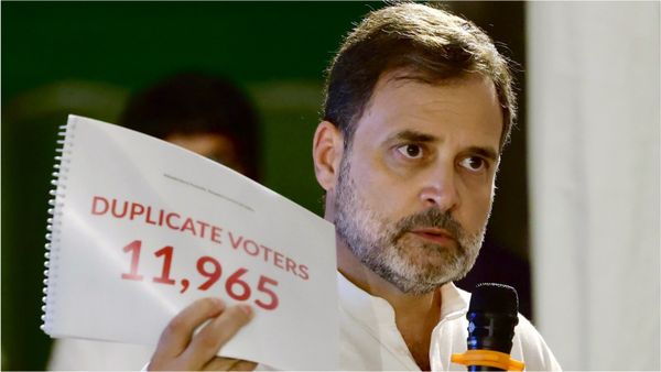 'EVM पर भरोसा', अपनी ही कर्नाटक सरकार के सर्वे ने कैसे राहुल गांधी के ‘वोट चोरी’ नैरेटिव की धज्जियां उड़ाईं