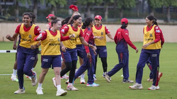 WPL 2026: जीत के बावजूद बढ़ी RCB की टेंशन, अगले दो हफ्ते तक नहीं खेल पाएंगी ये दिग्गज खिलाड़ी