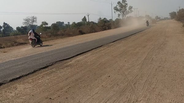 MP News Sehore: सड़क नहीं, बीमारी बन गया निर्माण, चंदेरी-बिलकिसगंज में उड़ती धूल से ग्रामीण बेहाल