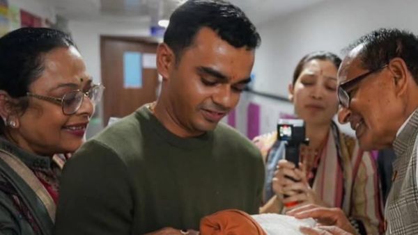 'मामा' शिवराज सिंह चौहान बने दादा, घर में जन्‍मीं लाडली लक्ष्मी, कान में पढ़ा गायत्री मंत्र, देखें Video