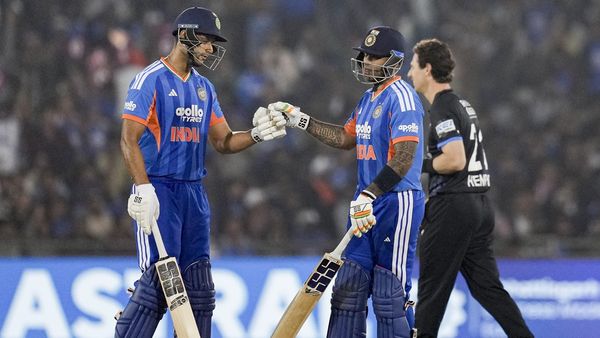 Suryakumar Yadav ने खत्म किया 468 दिनों का सूखा, फिर गंभीर नहीं छुए इस शख्स के पैर, जीत लिया फैंस का दिल 