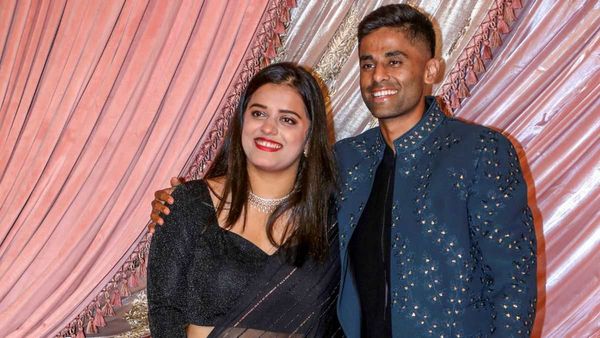 SKY vs Devisha: मैदान पर छक्के छुड़ाने वाले सूर्यकुमार यादव पढ़ाई में पत्नी से पीछे? किसके पास है बड़ी डिग्री