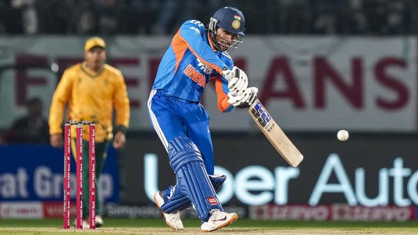 Tilak Varma टी-20 सीरीज से बाहर, वर्ल्ड कप से भी होगी छुट्टी? क्या शुभमन गिल की होगी टीम में एंट्री!