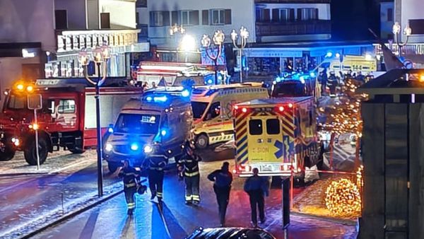 Switzerland में नए साल के जश्न के बीच मची चीख-पुकार, Bar में बम ब्लास्ट से कई लोगों की मौत