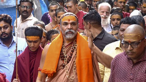 Magh Mela: संगम तट पर हंगामा! शिष्यों से मारपीट के बीच शंकराचार्य ने स्नान से किया इनकार