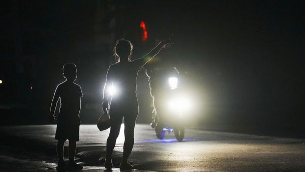 UP Blackout Today: सावधान! आज शाम अचानक अंधेरे में डूब जाएगा पूरा यूपी, क्यों गूंजेंगे हवाई हमले के सायरन?