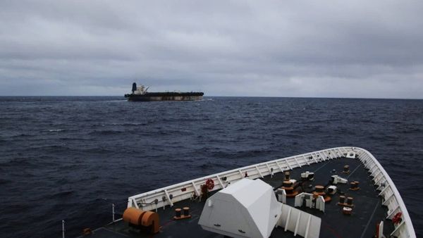 US Seized Russian Oil Tanker: कौन हैं ये 28 क्रू मेंबर्स, रूसी तेल टैंकर संग अमेरिका के कब्जे में?