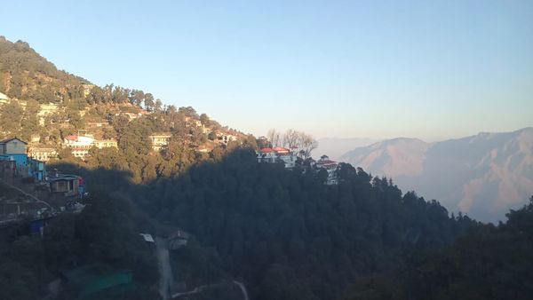 Uttarakhand Weather today आने वाले दिनेां में बढ़ेगी ठंड, देहरादून के स्कूलों के समय में बदलाव के आदेश जारी